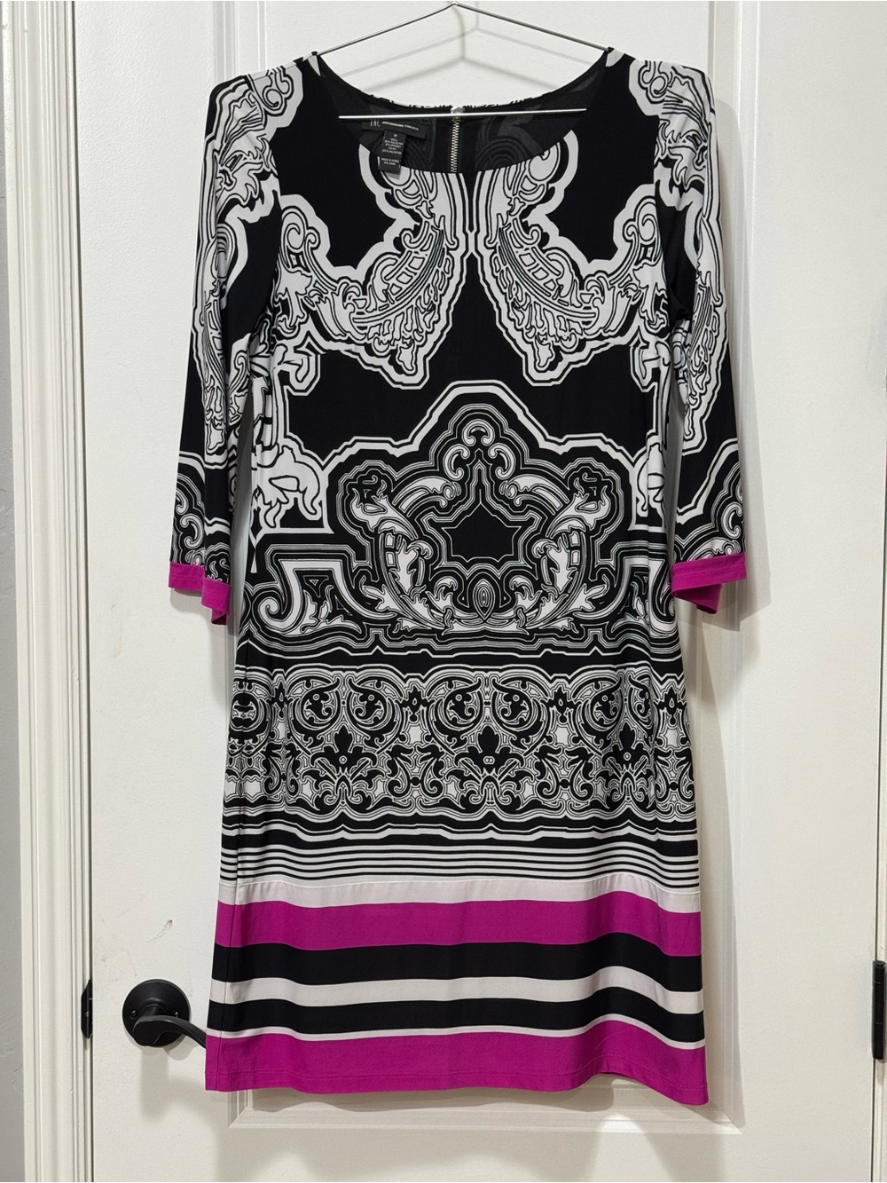 Black & White Patterned Shift Dress with Pink Accents size M Pit 19” L 37”